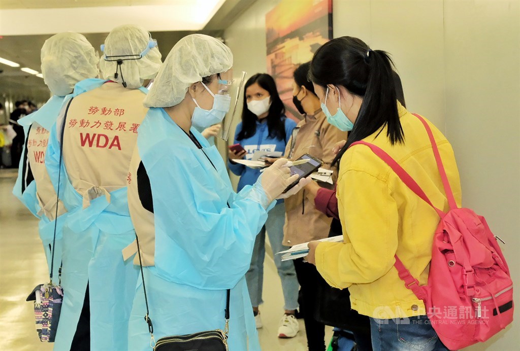 Officials from the Workforce Development agency greet the arriving Indonesian workers at Taiwan Taoyuan International Airport. CNA photo Nov. 17, 2021