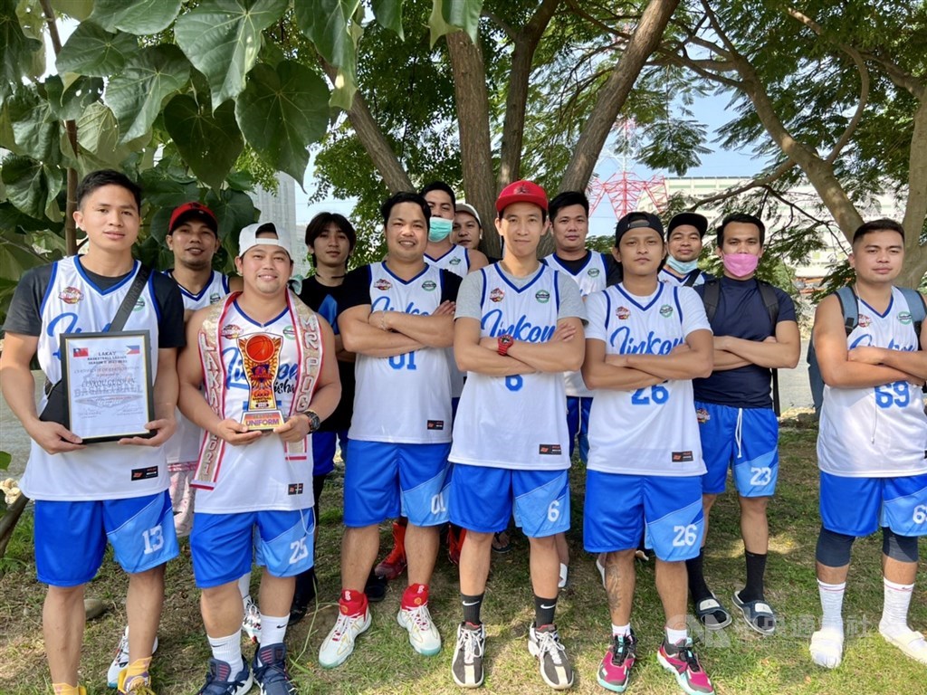 Best in Uniform trophy winners Linkou Guishan basketball team. CNA photo Nov. 21, 2021