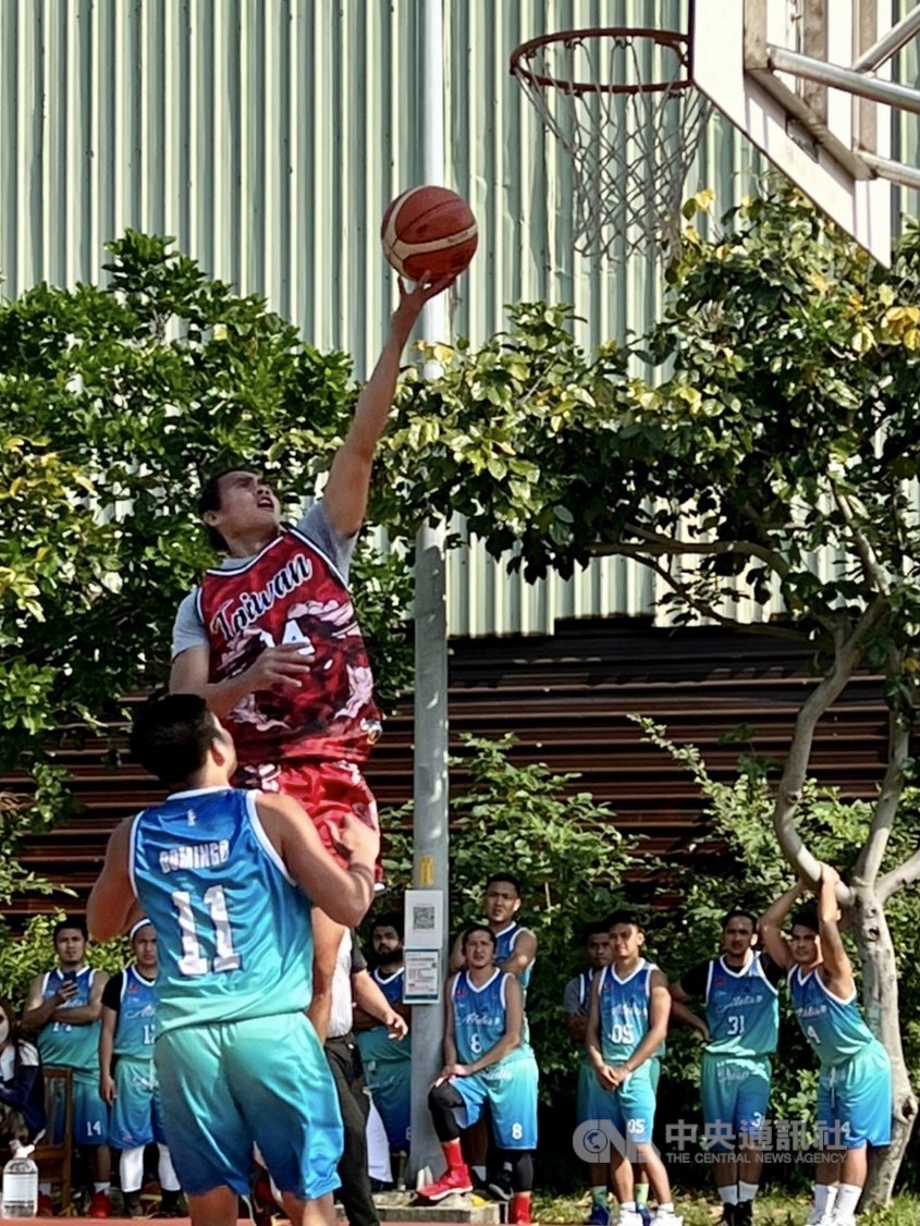 A Taiwan Ballers player takes a layup to the basket. CNA photo Nov. 21, 2021