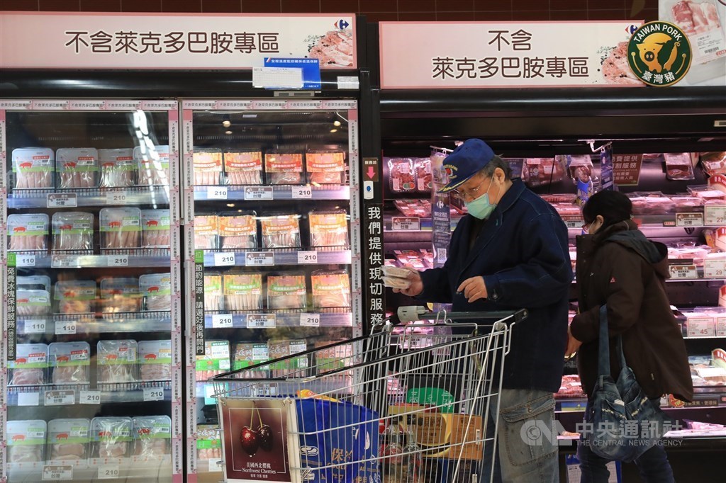 Shoppers browse the meat section in a supermarket, which displays products containing no ractopamine. CNA file photo