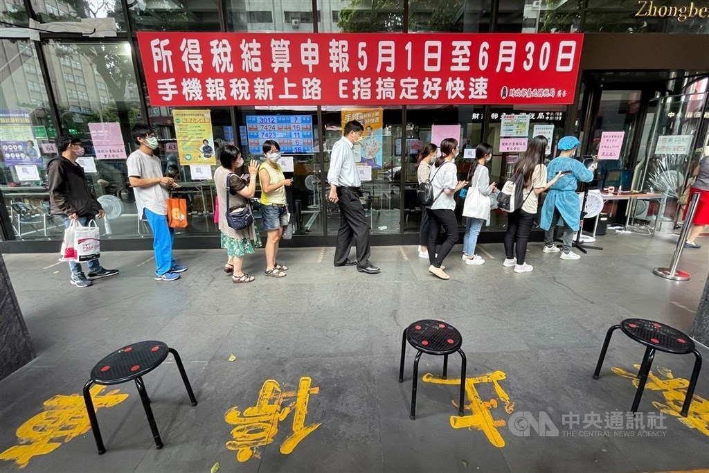 People wait in a queue to file income tax at a government office in Taipei. CNA file photo