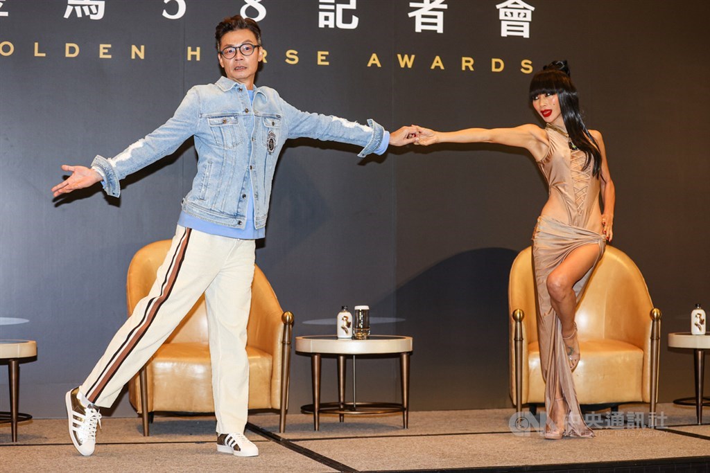 Singaporean funnyman Mark Lee (left) and Chinese-American actress Bai Ling at a press conference in Taipei on Thursday for the upcoming 58th Golden Horse Awards ceremony. CNA photo Nov. 25, 2021