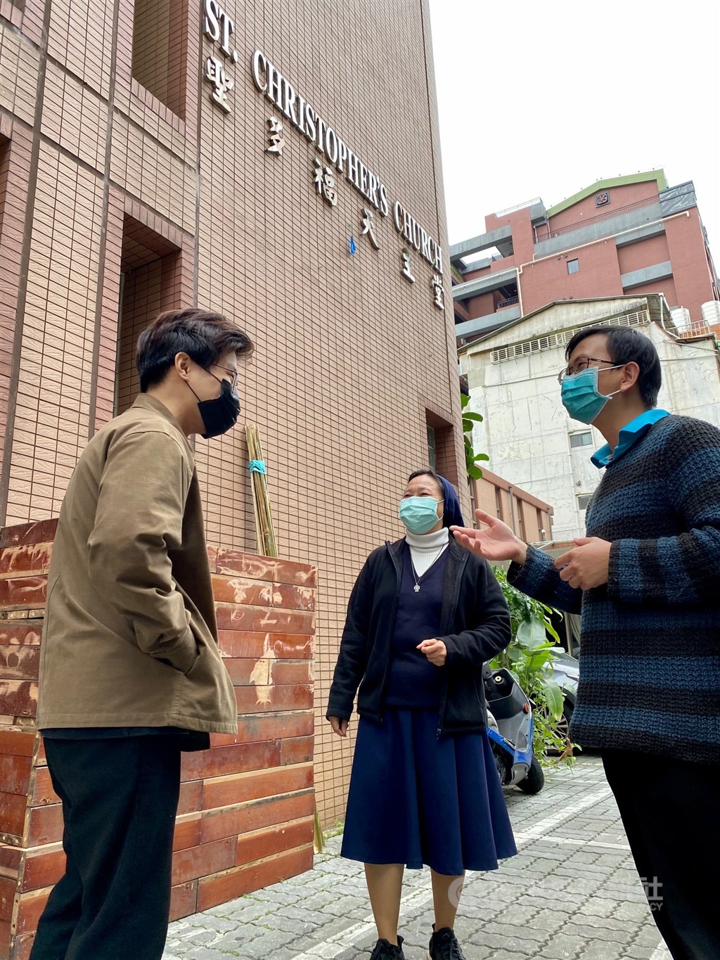 Father Gioan Tran Van (right) and Sister Mary Nguyen (center) speaks with Vietnamese student Nguyen The Anh. CNA photo Nov. 25, 2021