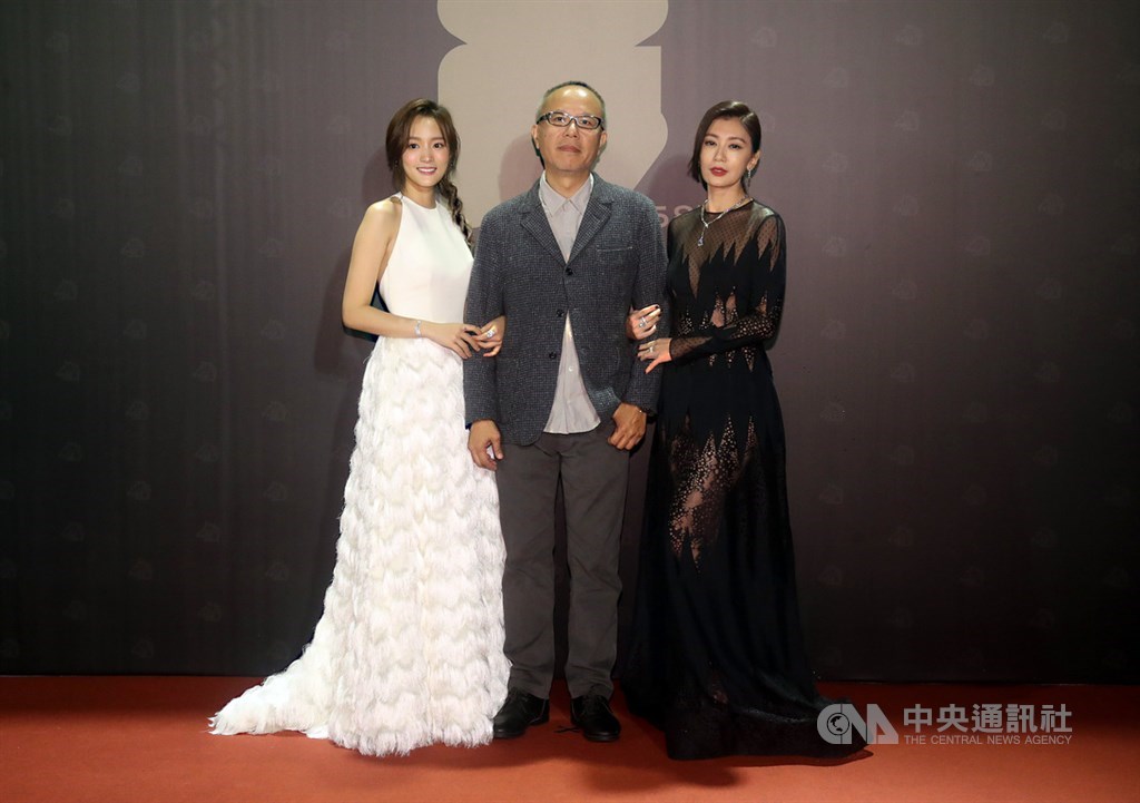 Best leading actress nominees Gingle Wang (王淨, left) and Alyssa Chia (賈靜雯, right), and best director nominee Chung Mong-hong (鍾孟宏), from the film "The Falls" (瀑布). CNA photo Nov. 27, 2021
