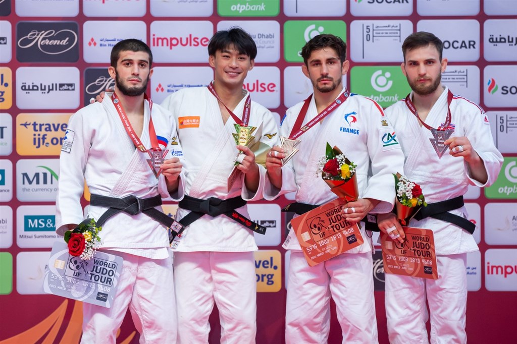 Yang Yung-wei (second left). Image taken from twitter.com/Judo