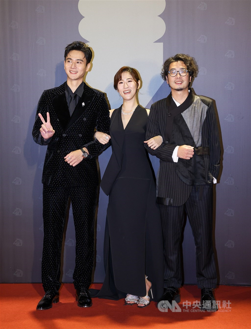 From left: best supporting actor nominee Liu Kuan-ting (劉冠廷), actress Bai Bai (百白) and best new director nominee Hsu Fu-hsiang (許富翔), from the film "Treat or Trick" (詭扯). CNA photo Nov. 27, 2021