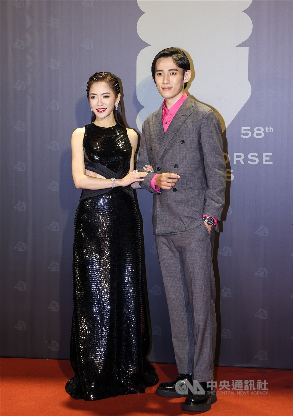 Hosts of the red carpet event, Pink Yang (楊千霈, left) and Jake Hsu (徐鈞浩). CNA photo Nov. 27, 2021