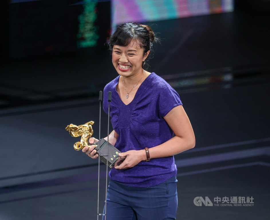 Actress Lin Lai receives the best director award on behalf of Law, who is in Australia. CNA photo Nov. 27, 2021