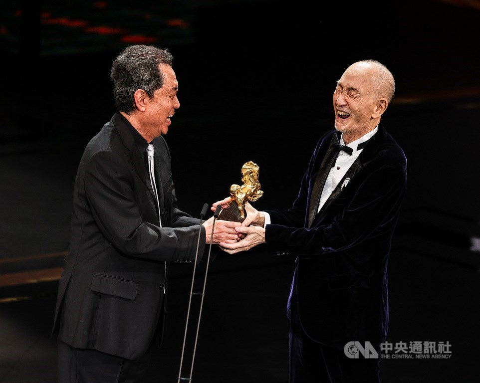Director Tsai Yang-ming (right) receives his lifetime achievement award from filmmaker Kevin Chu. CNA photo Nov. 27, 2021