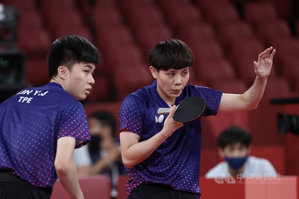 Table tennis players Lin Yun-ju (left) and Cheng I-ching. CNA file photo
