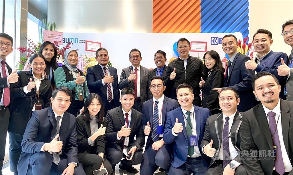 Indonesia Economic and Trade Office Representative Budi Santoso (back row, sixth left) and Bank Rakyat Indonesia Taipei Branch Manager Endry Supriadi (back row, fifth left). CNA photo Nov. 30, 2021