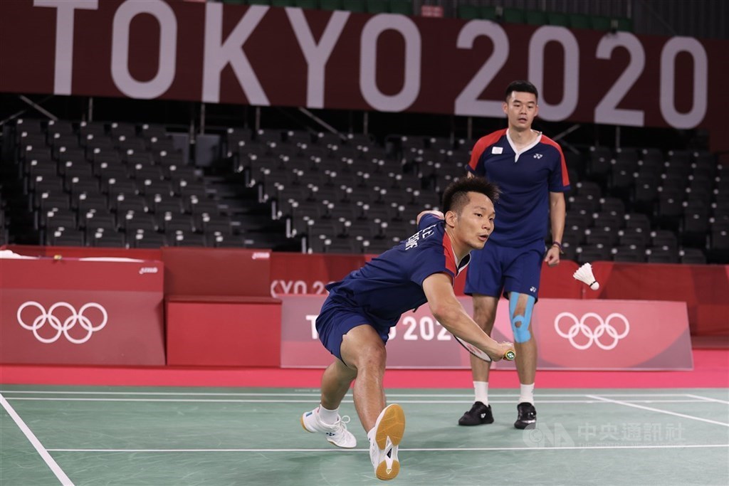 Badminton players Lee Yang (front) and Wang Chi-lin. CNA file photo