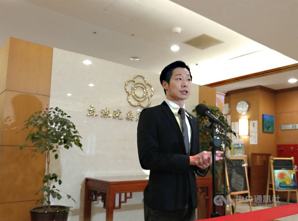 Legislator Freddy Lim holds a press conference in response to the recall vote against him Friday. CNA photo Dec. 3, 2021