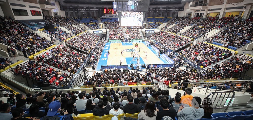 The season opener at Taipei Heping Basketball Gymnasium. CNA photo Dec. 4, 2021