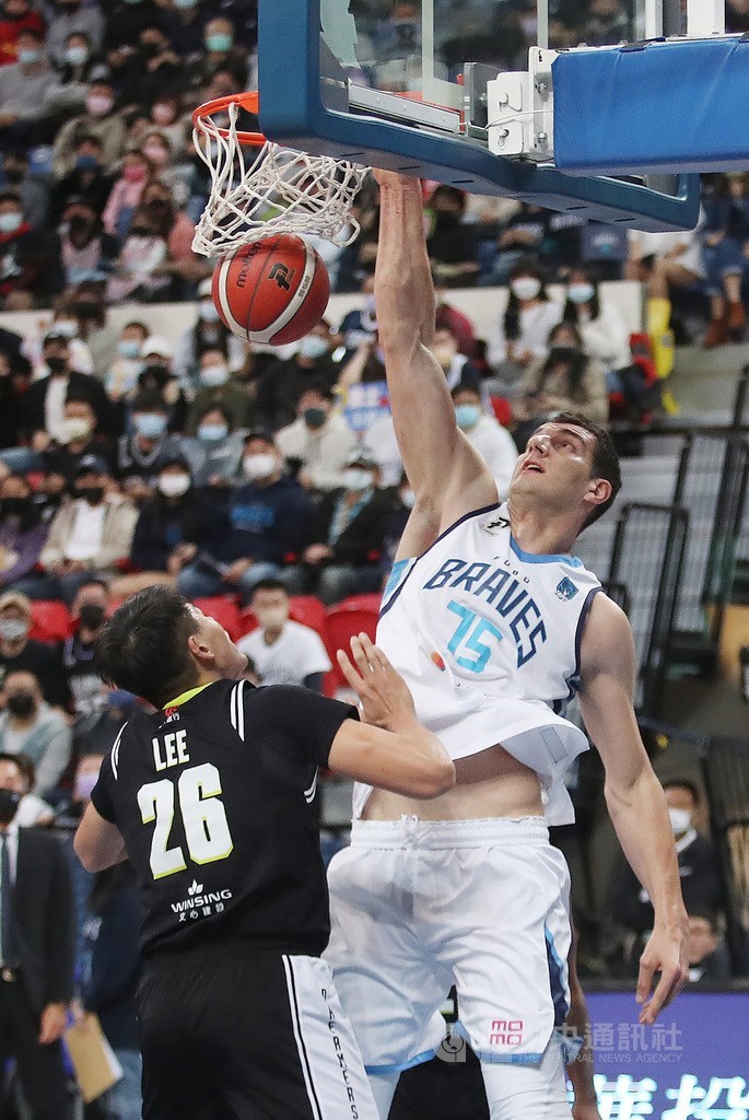 Braves center Samuel Deguara dunks the basket. CNA photo Dec. 4, 2021