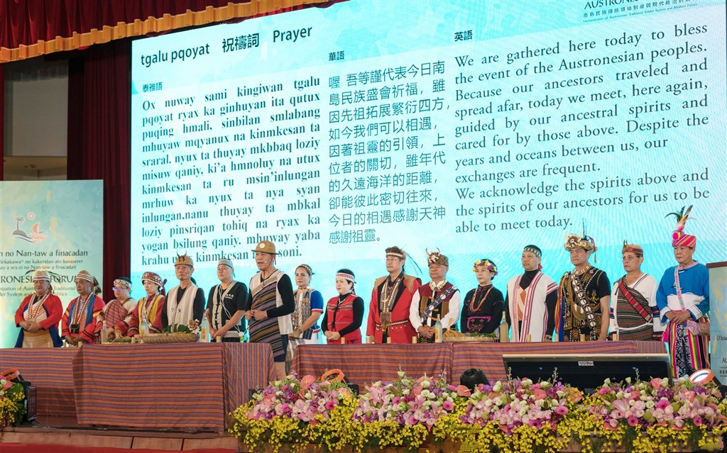 An Atayal elder leads a prayer with representatives from Taiwan
