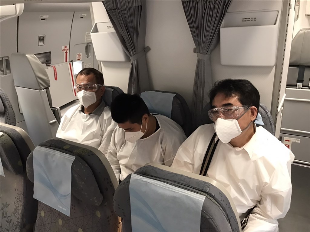 The suspect is seen in the middle seat on a flight from Xiamen to Taipei. Photo courtesy of the authorities
