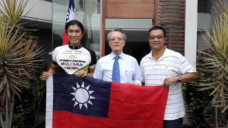 Jaime Wu (center) welcomes Taiwanese cyclist Jacky Chen (left) to Peru when Wu was serving as Taiwan