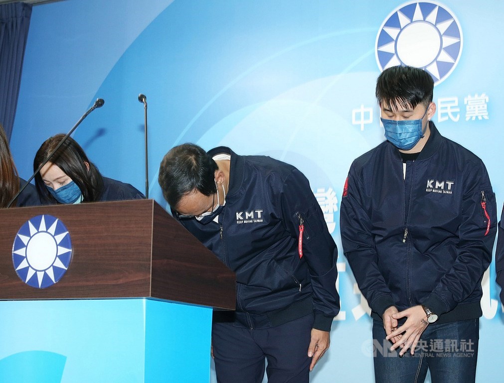 KMT Chairman Eric Chu (second right). CNA photo Dec. 18, 2021