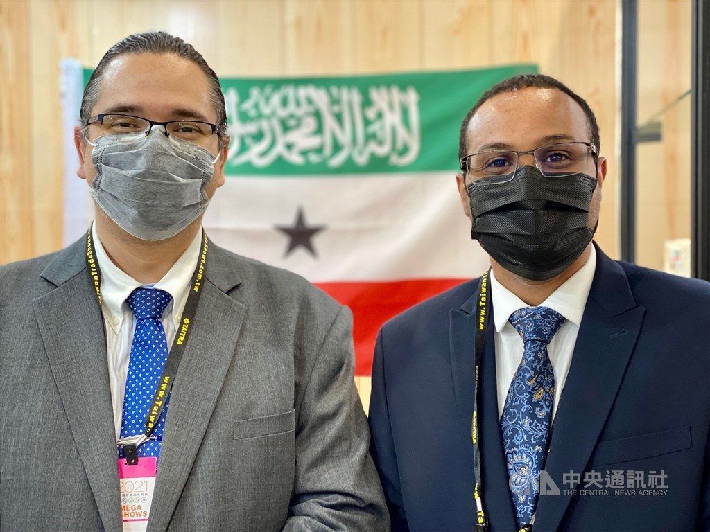 Somaliland Representative to Taiwan Mohamed Hagi (right). CNA photo Dec. 22, 2021