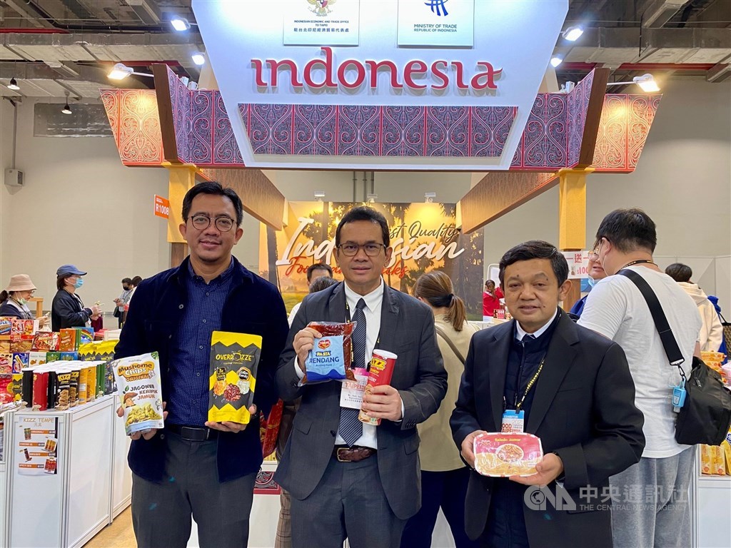 IETO Representative Budi Santoso (center), IETO Trade Director Sulistyono (right), and IETO Trade Analyst Muhammad Fuad Hamzah (left). CNA photo Dec. 22, 2021