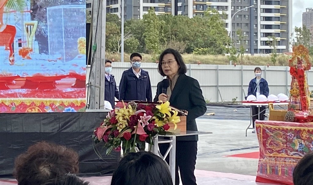 President Tsai Ing-wen (center) speaks at the groundbreaking ceremony in Hsinchu Saturday. CNA photo Dec. 25, 2021