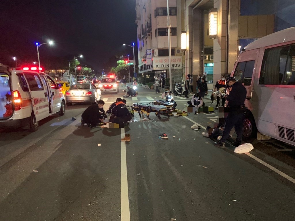 The scene of the accident in Kaohsiung Sunday evening. Photo courtesy of the police