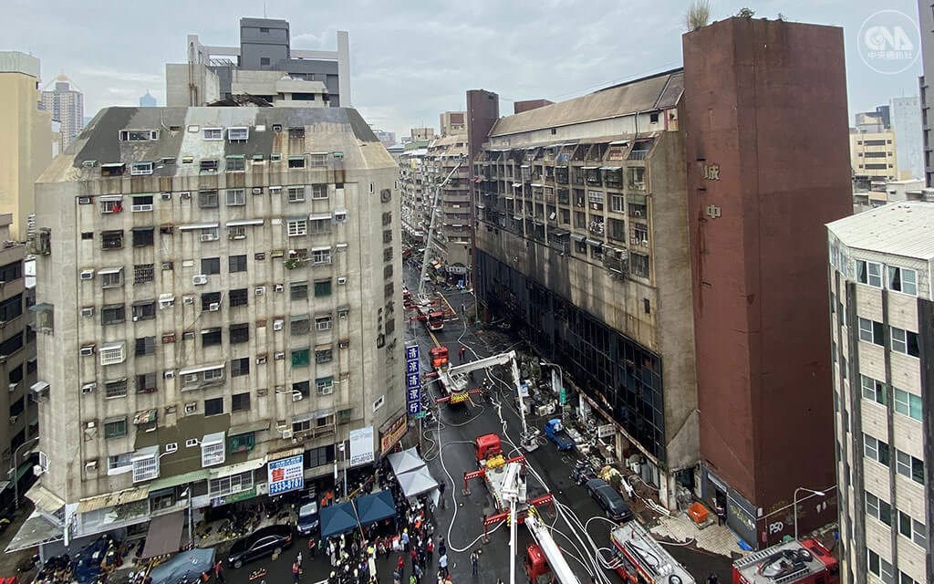 A fire at the 40-year-old Cheng Chung Cheng (城中城) building in Kaohsiung breaks out in the early hours of Oct. 14, and engulfs six floors of the 13-story building, killing 46 residents and injuring 41. It is the second deadliest single-building fire in recent history.
