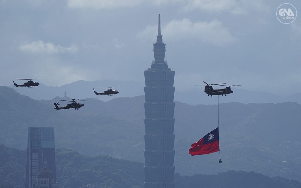 A CH-47 Chinook helicopter carries an 18-meter wide and 12-meter long Republic of China national flag, one of two featured at the Oct. 10 National Day celebrations, marking the largest ever national flag flyby held at the event.