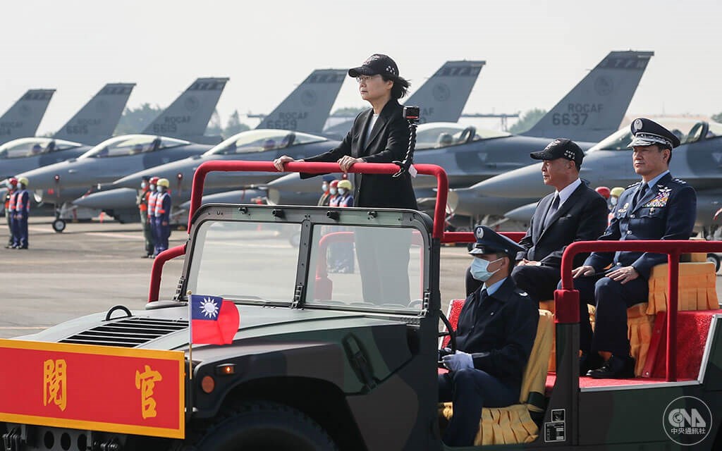 President Tsai Ing-wen (蔡英文) is pictured at the commissioning ceremony for the newly upgraded F-16Vs at an Air Force base in Chiayi County on Nov. 18.