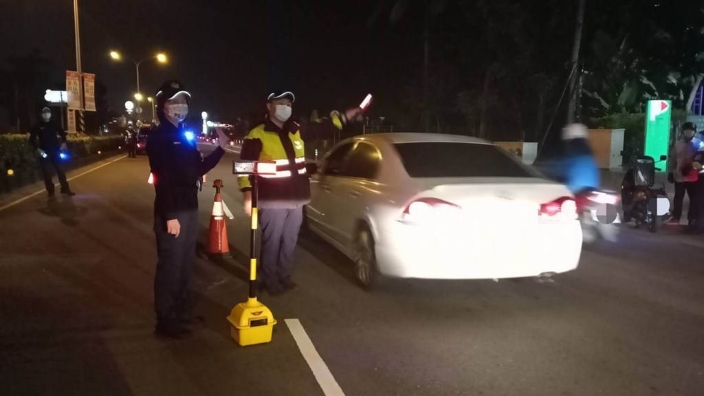 Police officers set up a check point in Pingtung County after the local authorities launched a campaign to crack down drunk driving. Photo courtesy of Pingtung County Police Bureau