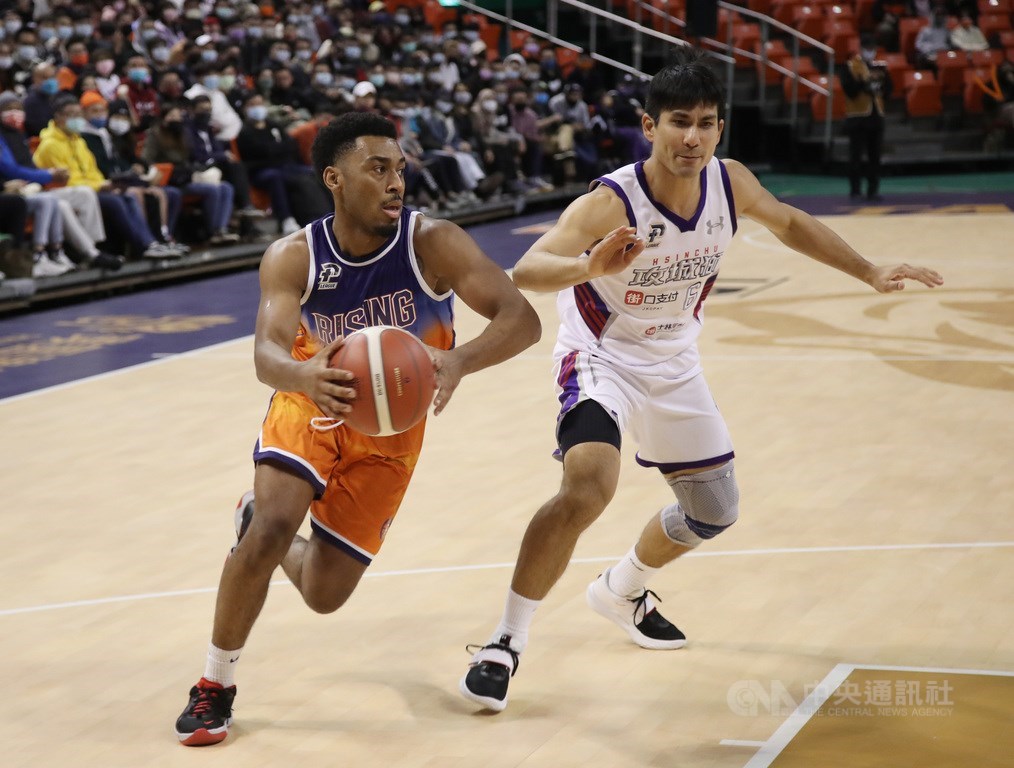 John Gillon (left) plays in a game for the Taoyuan Pilots of the P. LEAGUE+ in December. CNA file photo