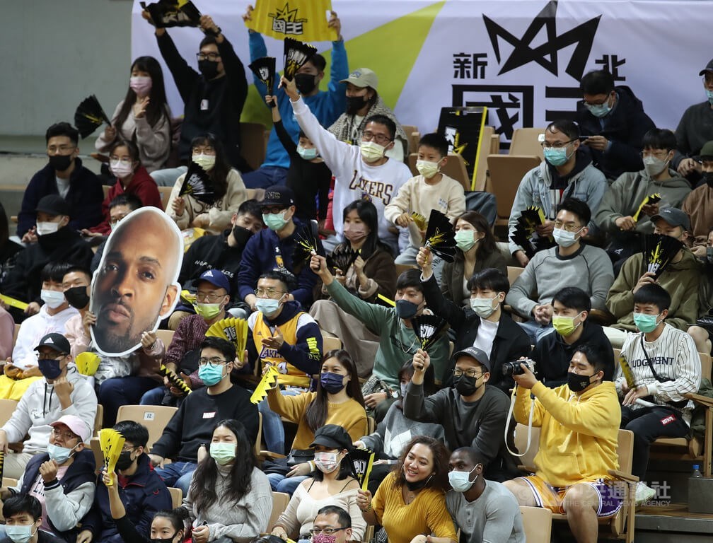 Kings fans cheer for Taiwan hero Quincy Davis. CNA photo Jan.8, 2022