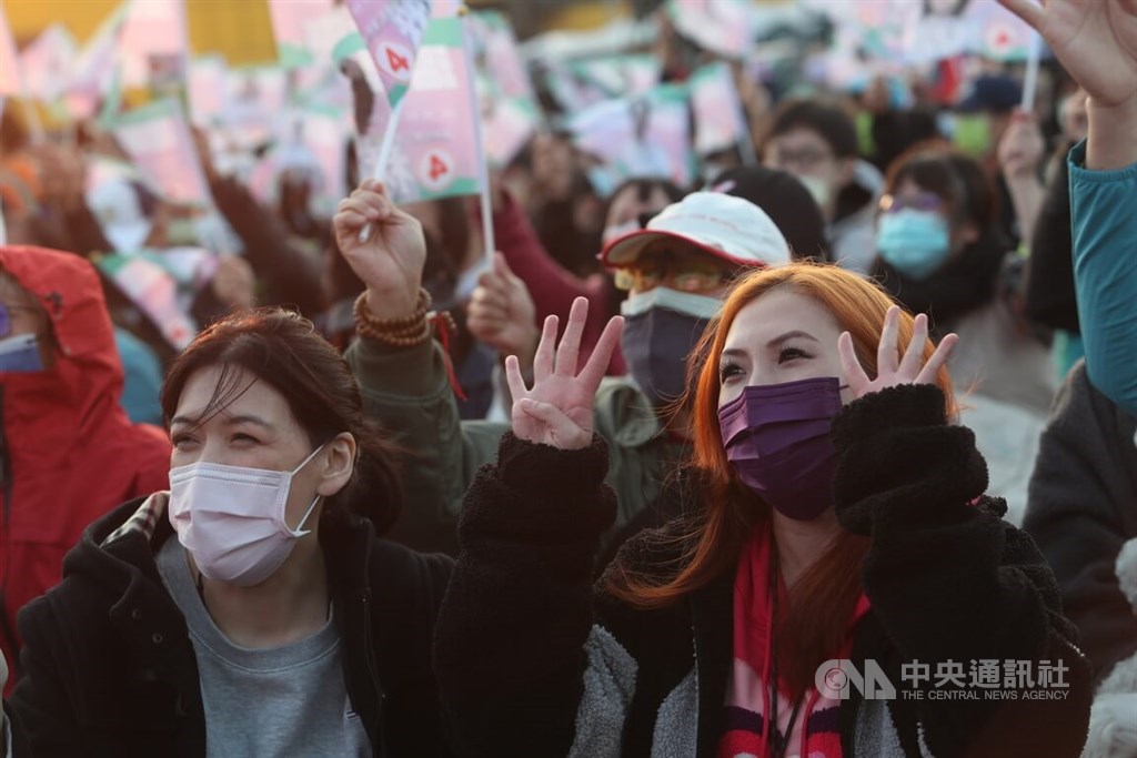 Supporters of Lin cheer when watching the vote count at her campaign headquarters in Taichung. CNA photo Jan. 9, 2022