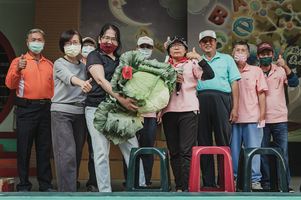 A woman carries a huge cabbage. Photo courtesy of the Kaohsiung City government