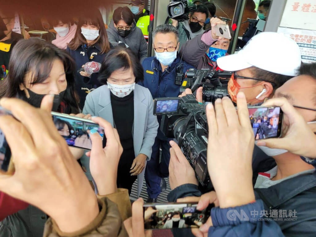 Yilan County Magistrate Lin Zi-miao (center, in gray jacket) leaves the prosecutors office Friday. CNA photo Jan. 14, 2022