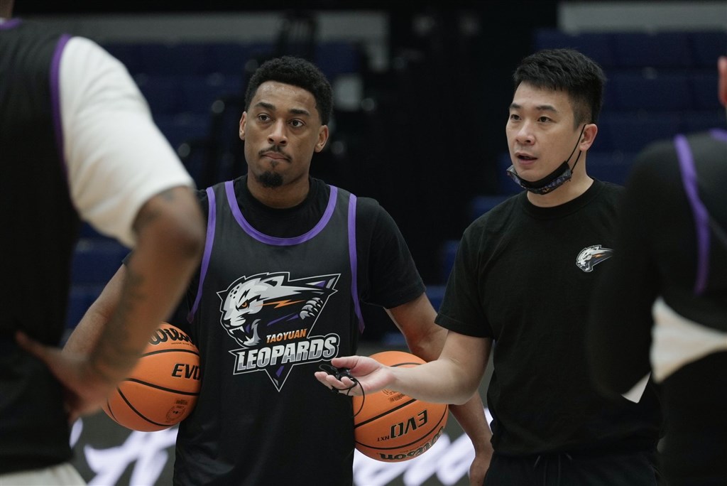 John Gillon (left) and Leopards head coach Wang Chih-chun (王志群). Photo courtesy of the Taoyuan Leopards