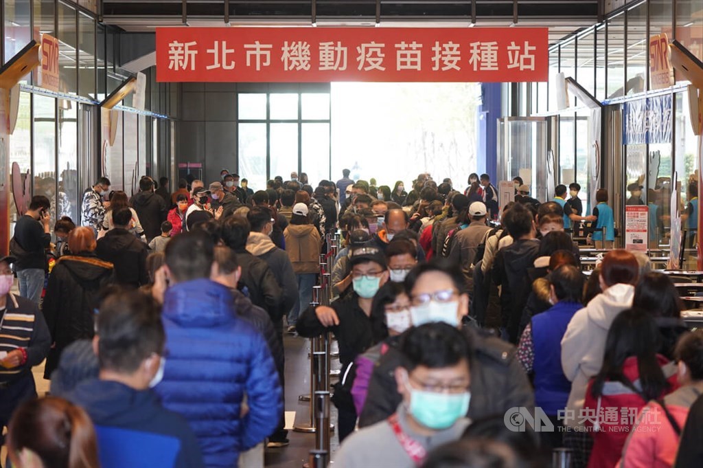 People wait in lines for a COVID-19 vaccine shot at a walk-in service in New Taipei. CNA photo Jan. 15, 2022