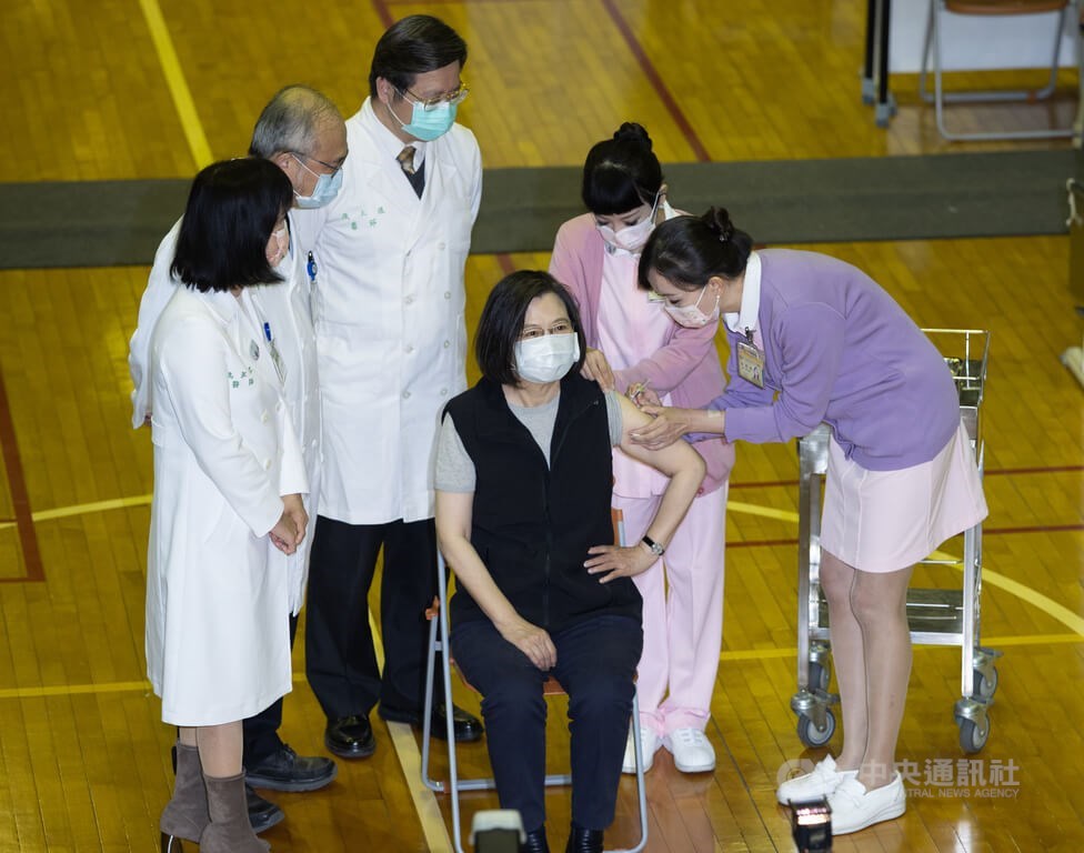 President Tsai Ing-wen (sitting) receives a booster dose of the Medigen COVID-19 vaccine in Taipei Saturday. CNA photo Jan. 15, 2022