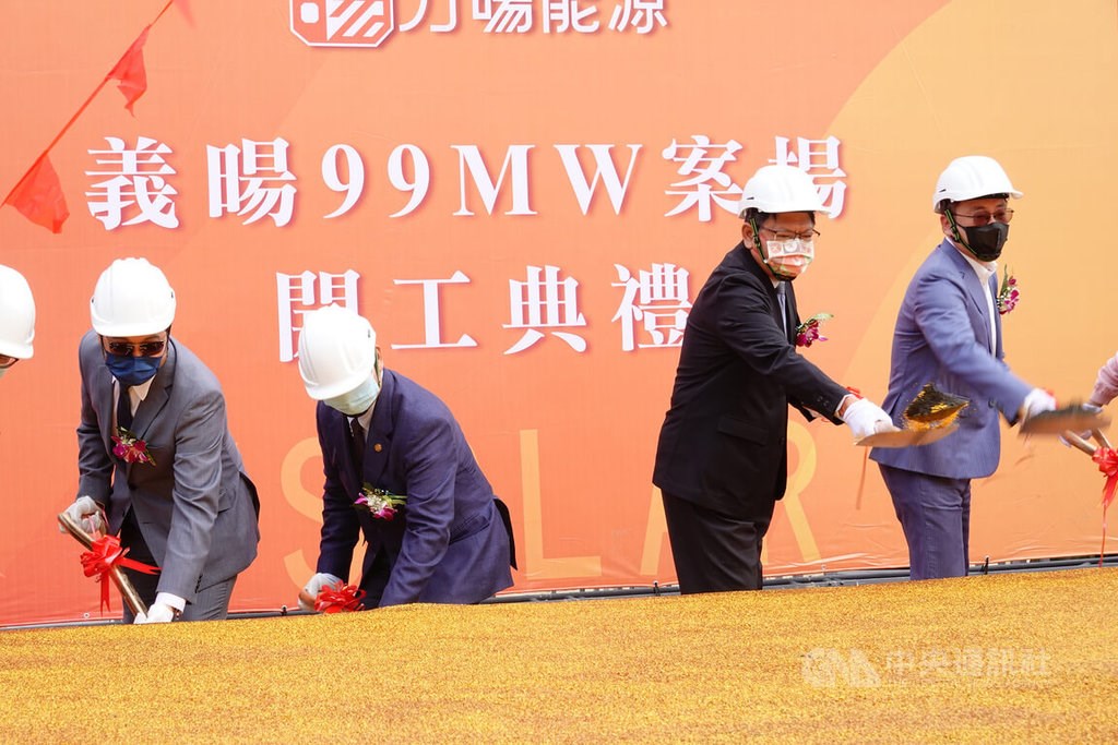 Pingtung County magistrate Pan Men-an (second from right) at a ground-breaking ceremony for a solar farm construction project in the county Sunday. CNA photo Jan. 16, 2022