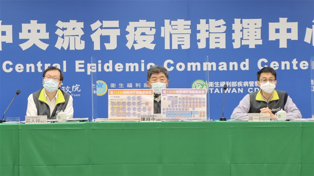 Health Minister Chen Shih-chung (center) and Centers for Disease Control Deputy Director-Generals Chuang Jen-hsiang (right) and Lo Yi-chun. Photo courtesy of the CECC