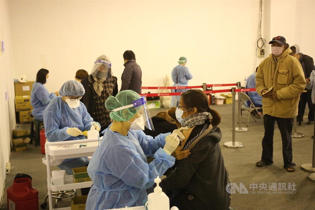 People in New Taipei receive a COVID-19 vaccine shot at a walk-in vaccination site in New Taipei Wednesday. CNA photo Jan. 19, 2022