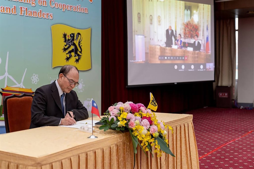 Deputy Foreign Minister Harry Tseng (left) signs the agreement in Taipei. Photo courtesy of the Ministry of Foreign Affairs