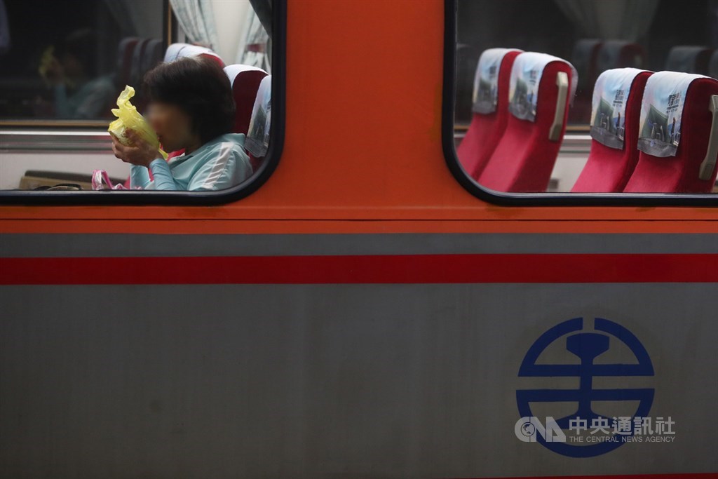 The Ministry of Transportation and Communications reintroduced a ban on eating and drinking on public transport, which will take effect on Jan. 23. CNA file photo
