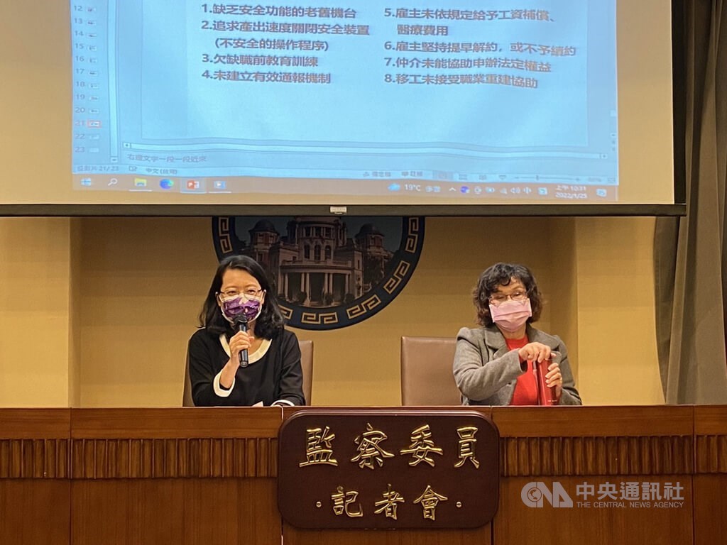 Control Yuan members Wang Mei-yu (left) and Wang Yu-ling. CNA photo Jan. 25, 2022