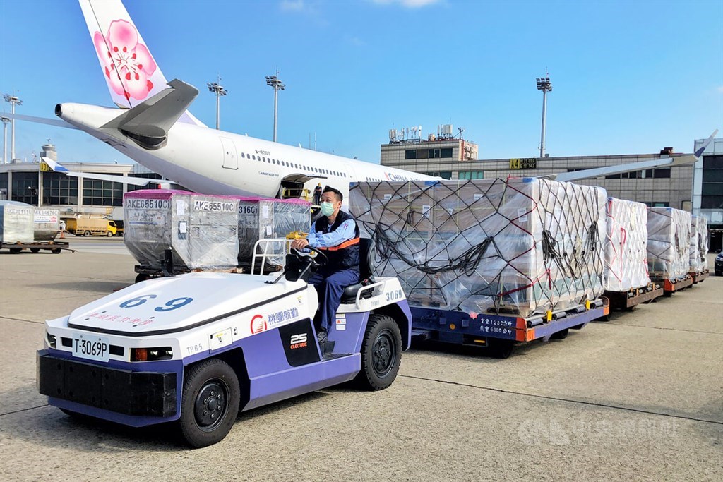 The shipment of the Moderna COVID-19 vaccine is offloaded from a China Airlines passenger plance. CNA photo Jan. 25, 2022
