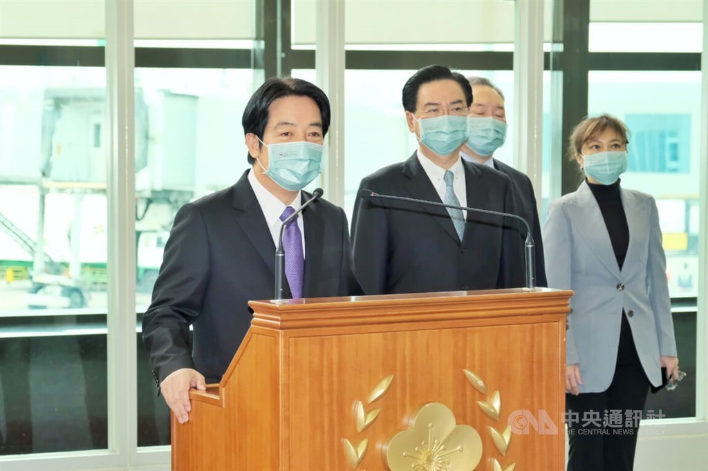 Vice President Lai Ching-te (left) speaks before boarding a plane at Taiwan Taoyuan International Airport. CNA photo Jan. 25, 2022