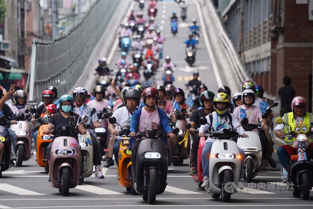 Gogoro riders take part in a flash mob held for the fifth year near the Taipei Bridge in 2020. CNA file photo