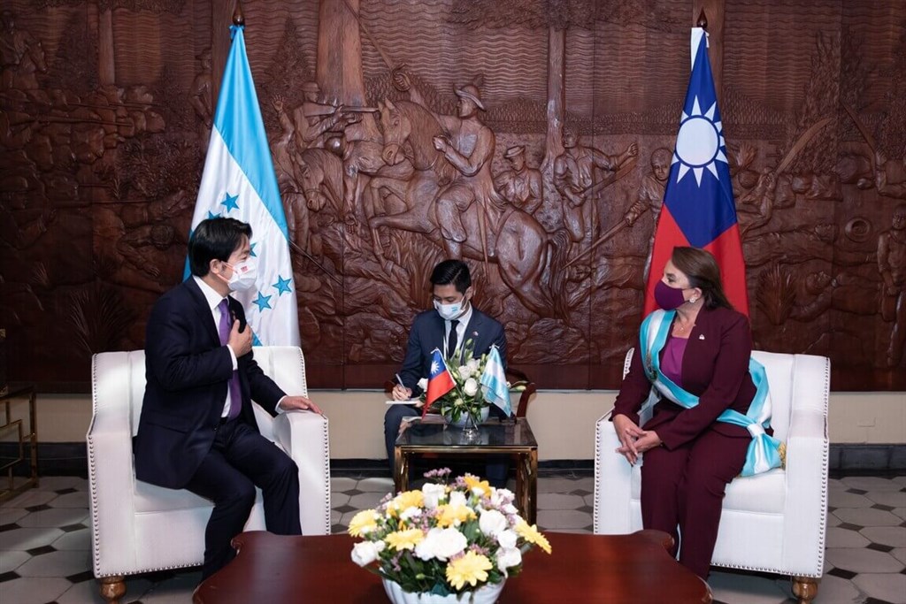 Vice President Lai Ching-te (left) and newly inaugurated Honduran President Xiomara Castro (right). Photo courtesy of the Presidential Office
