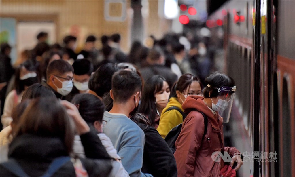 People prepare to board a train in Taipei Friday, as the nine-day Lunar New Year holiday is set to begin Saturday. CNA photo Jan. 28, 2022